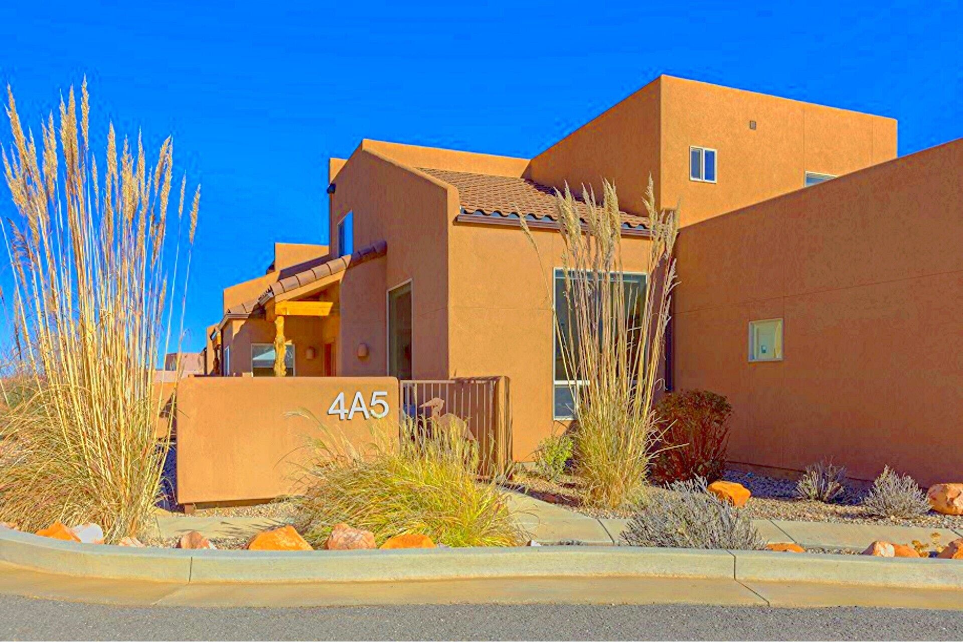 Beautiful Townhome, Pool/Hot Tub, wifi, 1600sq.ft., 2-car garage