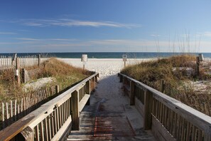 På stranden, solsenger og strandhåndklær