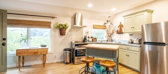 Charming Carriage House on Baron's Creek -  3 blocks from Main Street!