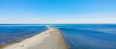 På stranden