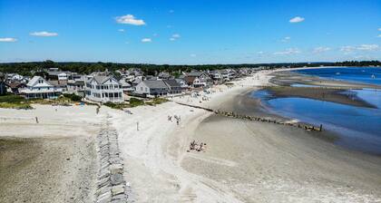 Beachfront cottage located in the heart of Fairfield Beach!!