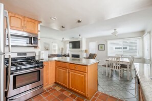 ثلاجة، ميكروويف، فرن، موقد طهي مسطح