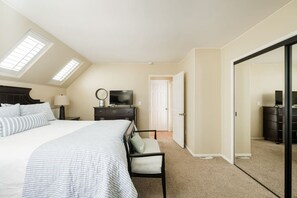 3 chambres, bureau, fer et planche à repasser, lit de bébé portatif