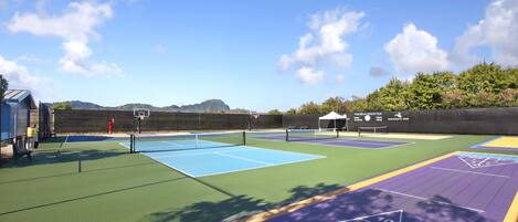 Canchas de tenis múltiples, un aro de baloncesto y un área para juego de rayuela.