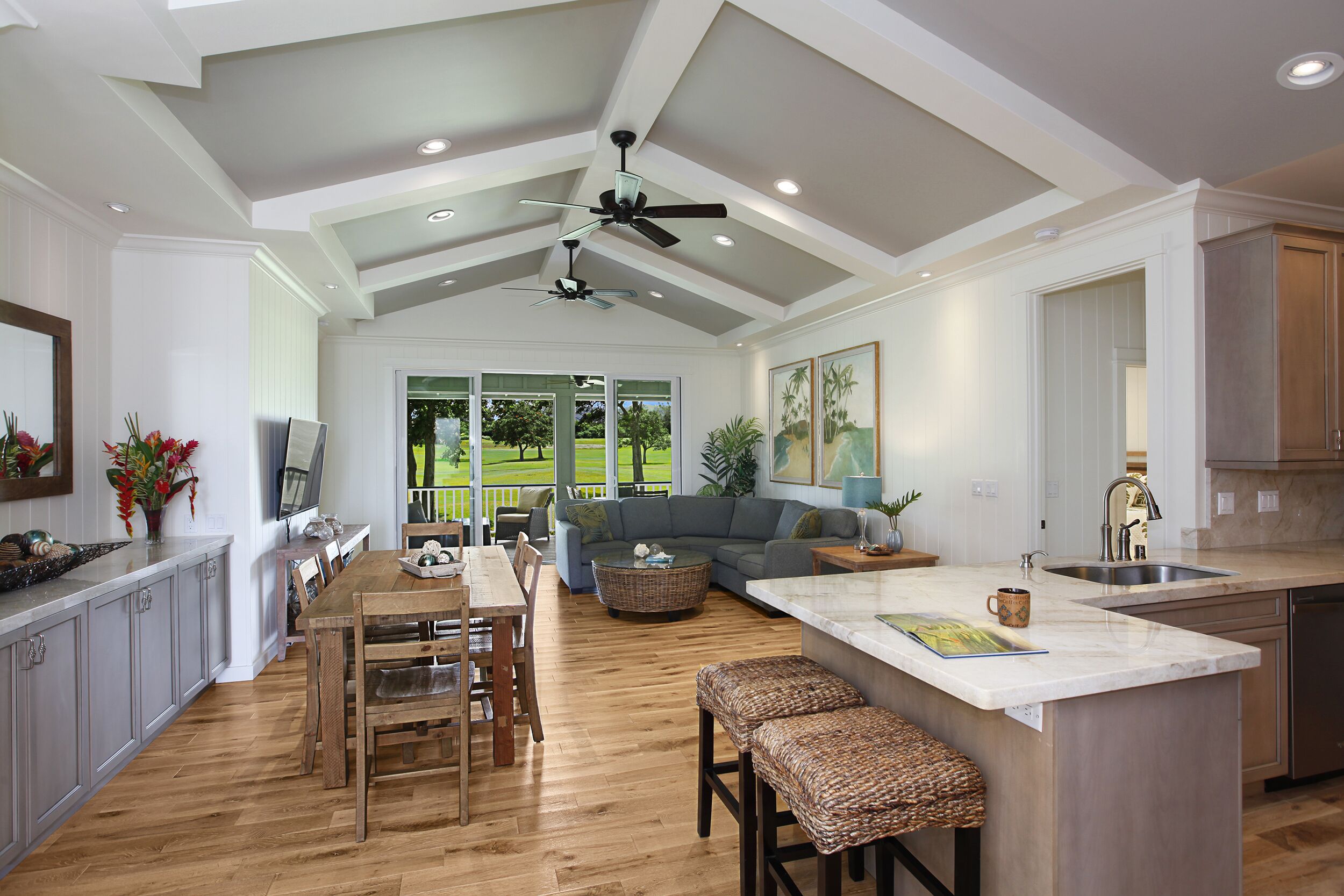 Una cocina amplia con comedor, una isla grande y un ventilador de techo.