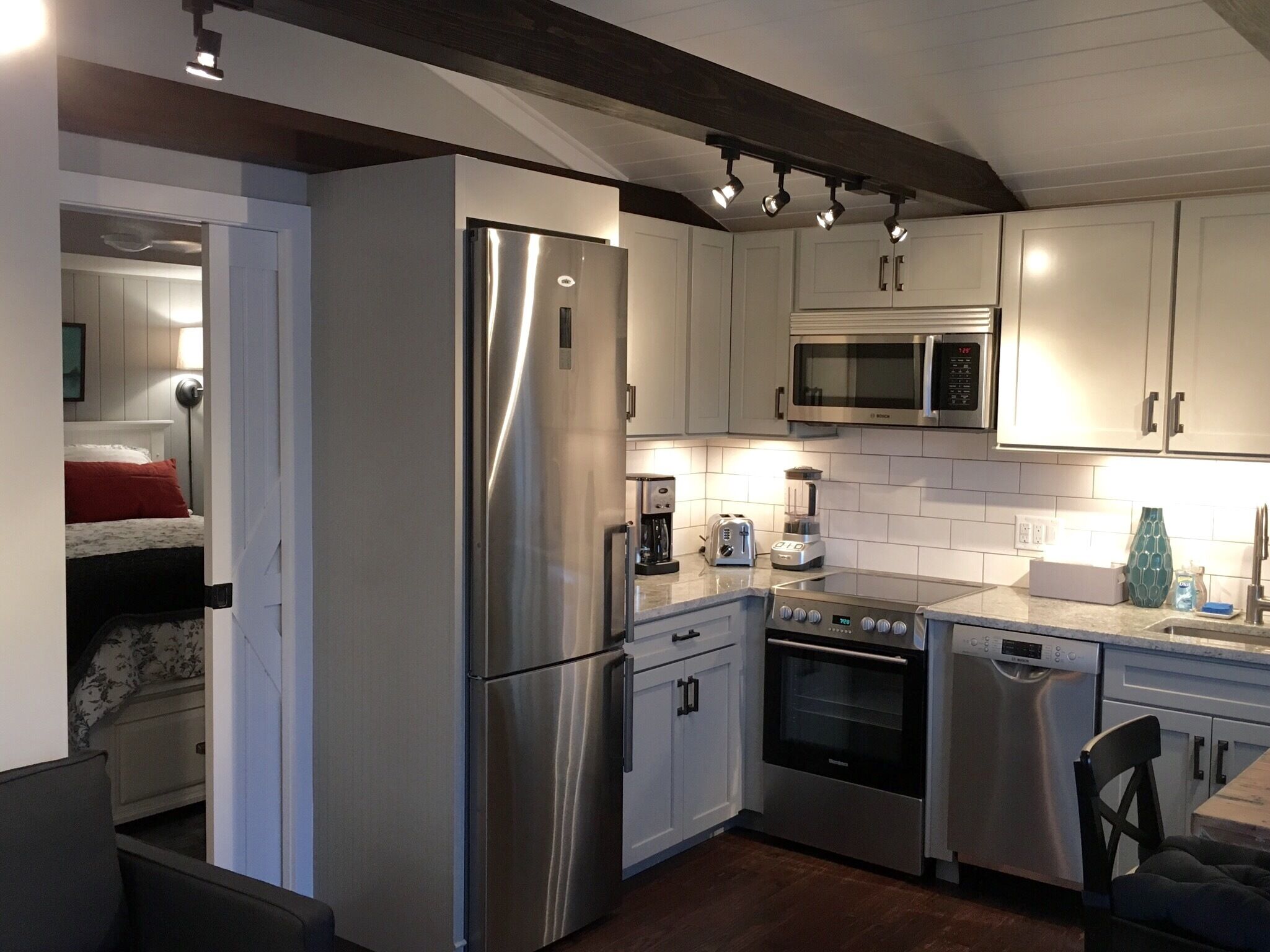 2016 Renovation - Charming & Quaint Cottage, Steps to Beach, Shops, & Nightlife