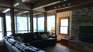 A living room with a sectional sofa, a fireplace, and large windows. - Year-round 3BR/2BA Lake front - Nolin State Park (1mile) -Mammoth Cave (30min) (Mammoth Cave)