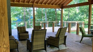A covered outdoor seating area with wicker chairs and a wooden deck. - Year-round 3BR/2BA Lake front - Nolin State Park (1mile) -Mammoth Cave (30min) (Mammoth Cave)