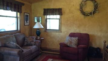 Fernseher, Kamin, Bücher, Stereoanlage