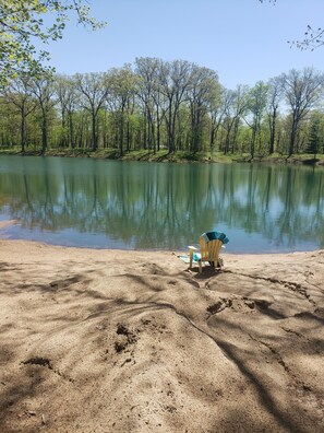 In Strandnähe, Liegestühle, Strandtücher