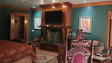 6 bedrooms, desk, iron/ironing board, free WiFi