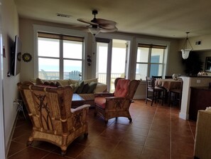 TV connectée, baby-foot, table de tennis de table, vidéothèque