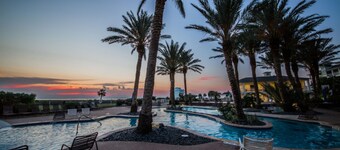 Beach front, Top Floor Condo, stunning views of gulf,  7 day discount rate.