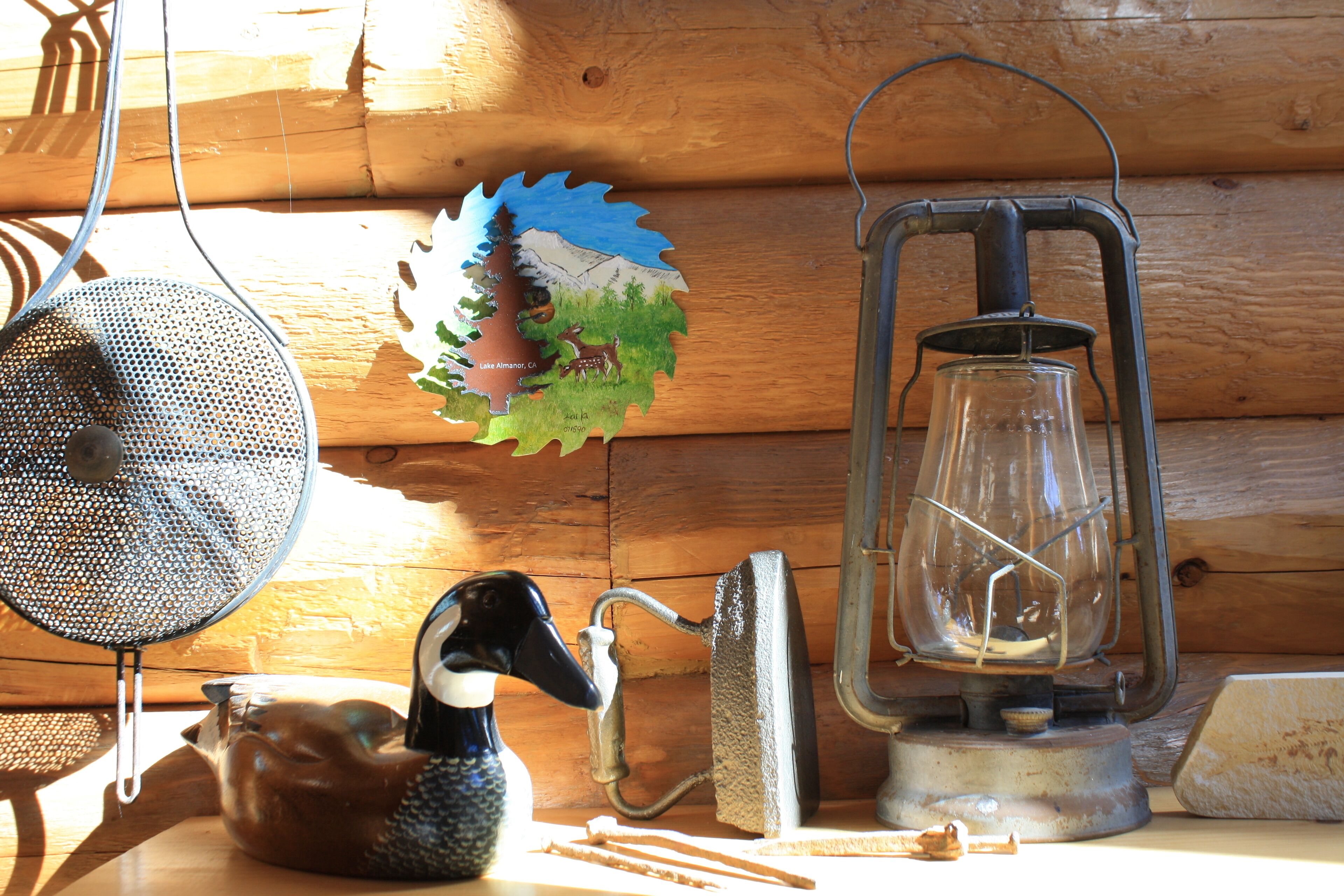 Log Cabin with Lake and Mountain Views, family friendly, 3 Bedroom, 2 Bath, WIFI