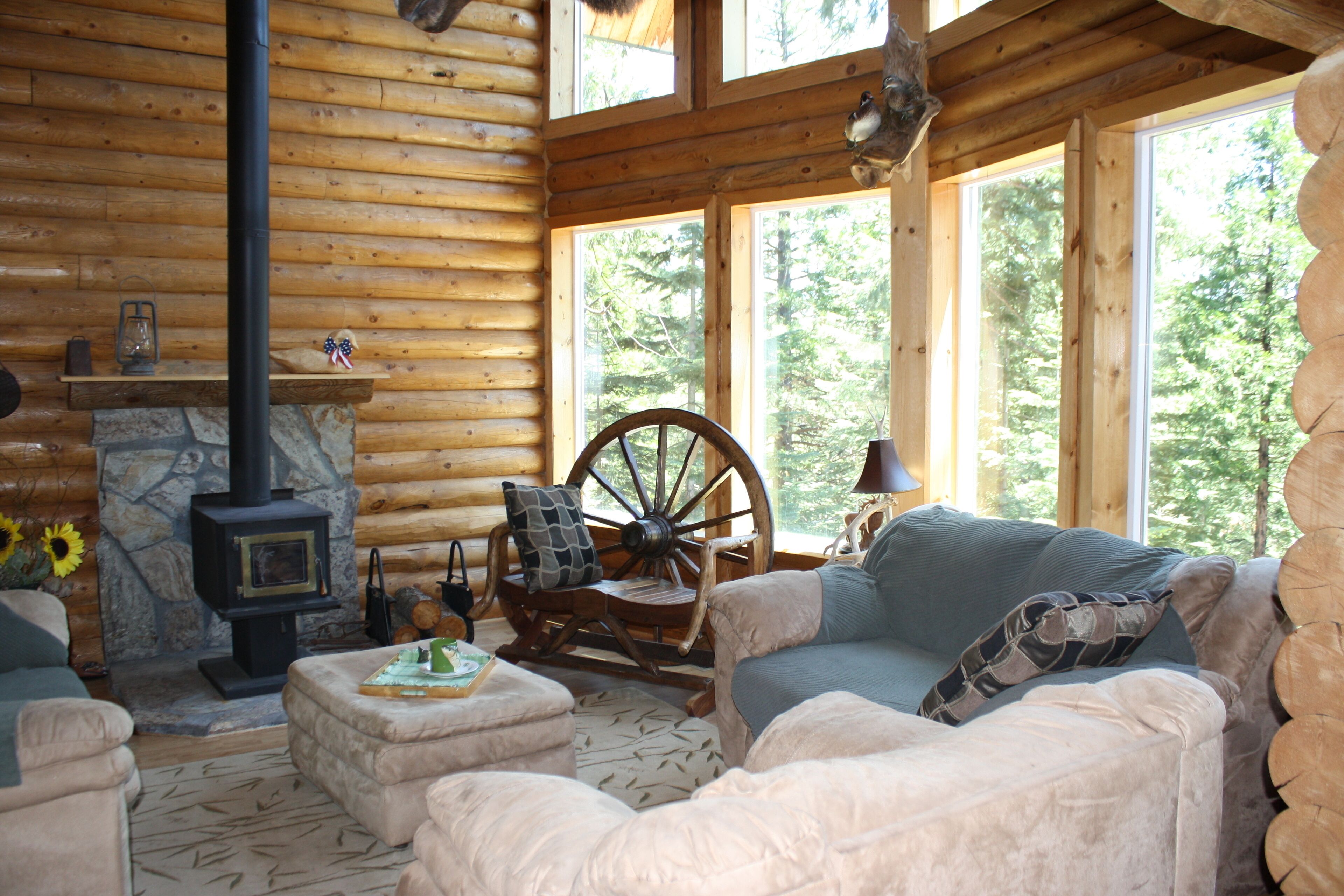 Log Cabin with Lake and Mountain Views, family friendly, 3 Bedroom, 2 Bath, WIFI