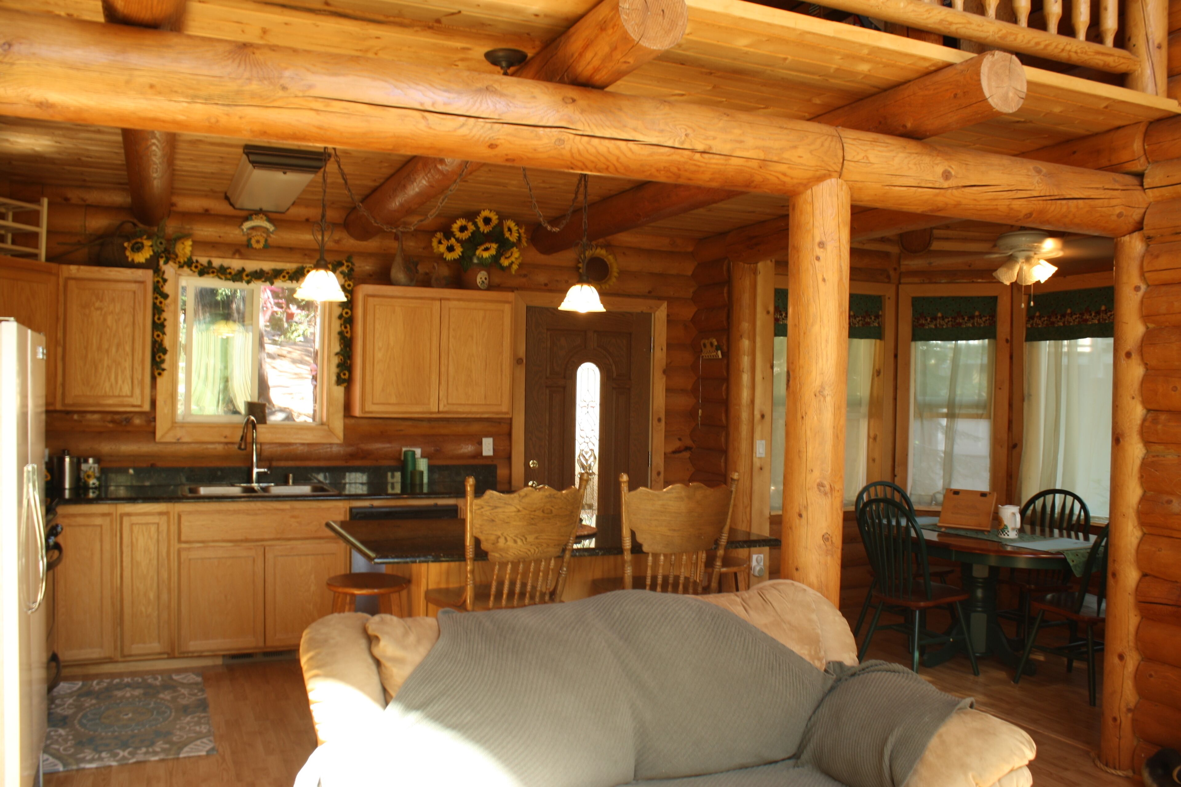 Log Cabin with Lake and Mountain Views, family friendly, 3 Bedroom, 2 Bath, WIFI