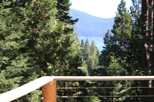 Log Cabin with Lake and Mountain Views, family friendly, 3 Bedroom, 2 Bath, WIFI