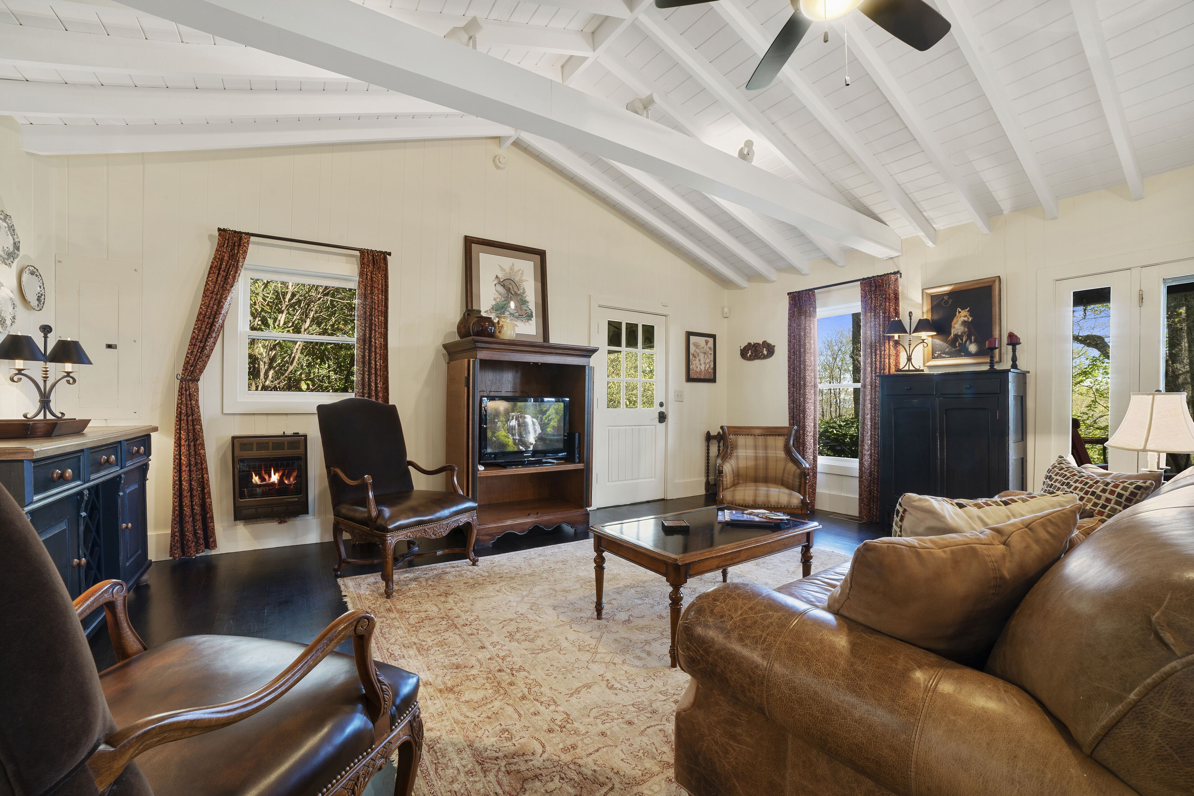 Intimate guest cottage moments away from Whiteside Mountain.