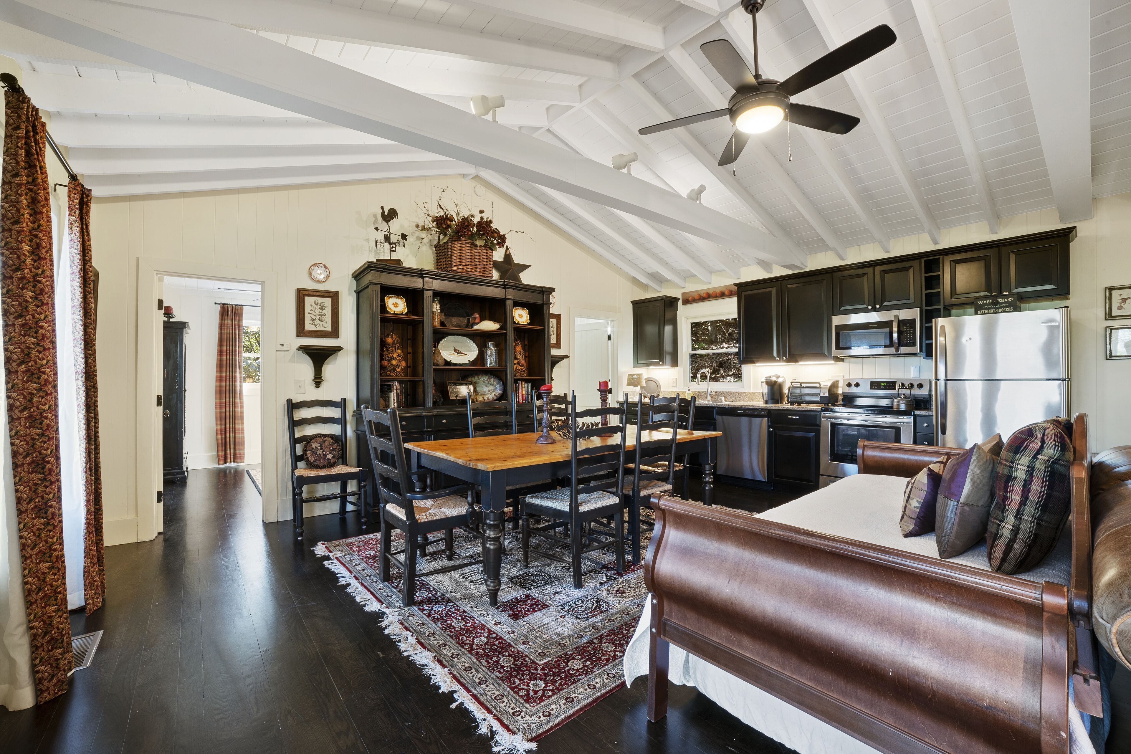 Intimate guest cottage moments away from Whiteside Mountain.