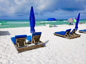 På stranden og solsenger