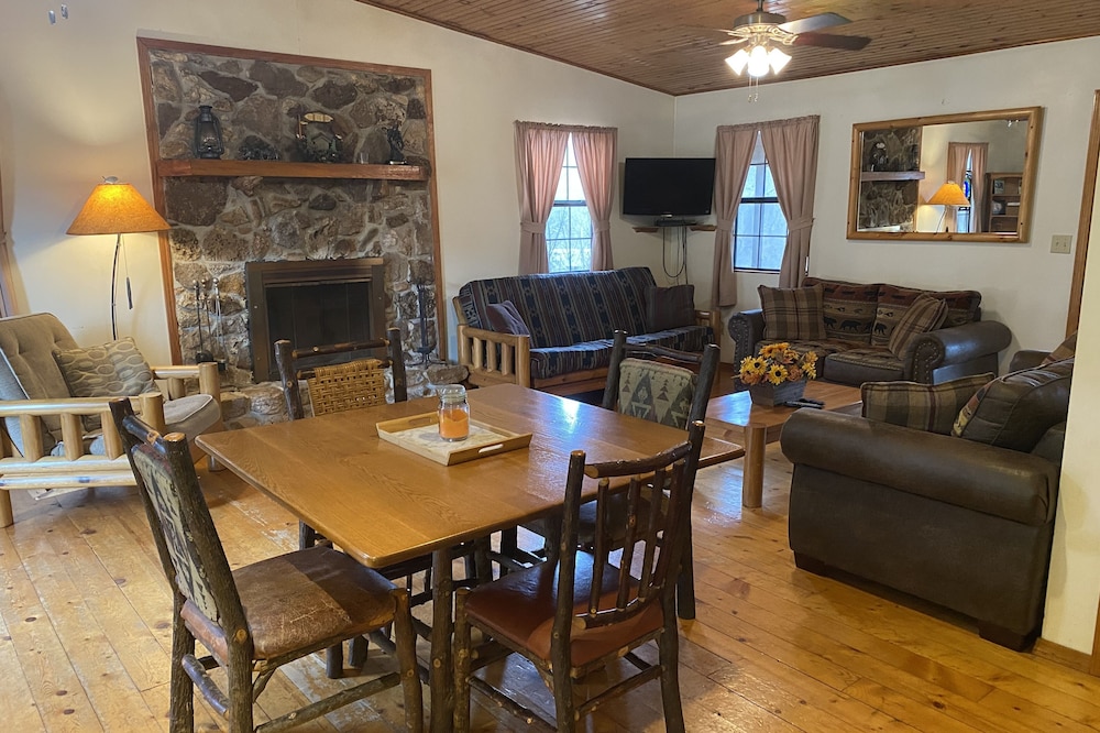 Ozark seclusion with a fully loaded cozy cabin, creeks, springs ,oh my!!!
