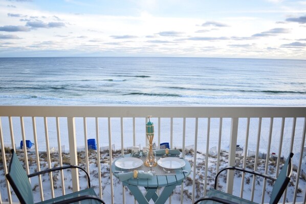 Outdoor dining - Price reduced 7/19-8/1! Direct beachfront-pools-cafe-tiki bar-beach service (Destin)
