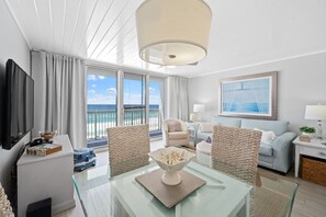 Smart TV, DVD player, books, video library - Price reduced 7/19-8/1! Direct beachfront-pools-cafe-tiki bar-beach service (Destin)