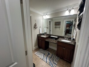 Combined shower/bathtub, towels