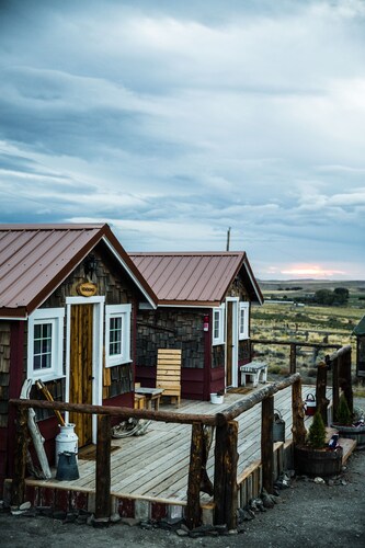 Hemingways cozy rustic cabin 5 min. from Cody