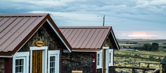 Hemingways cozy rustic cabin 5 min. from Cody