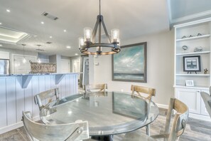 Dining - Homey condo with ocean views, balcony, pool & easy beach access (Hilton Head)