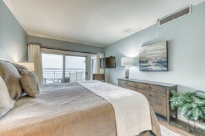 2 bedrooms, iron/ironing board, internet, bed sheets - Homey condo with ocean views, balcony, pool & easy beach access (Hilton Head)