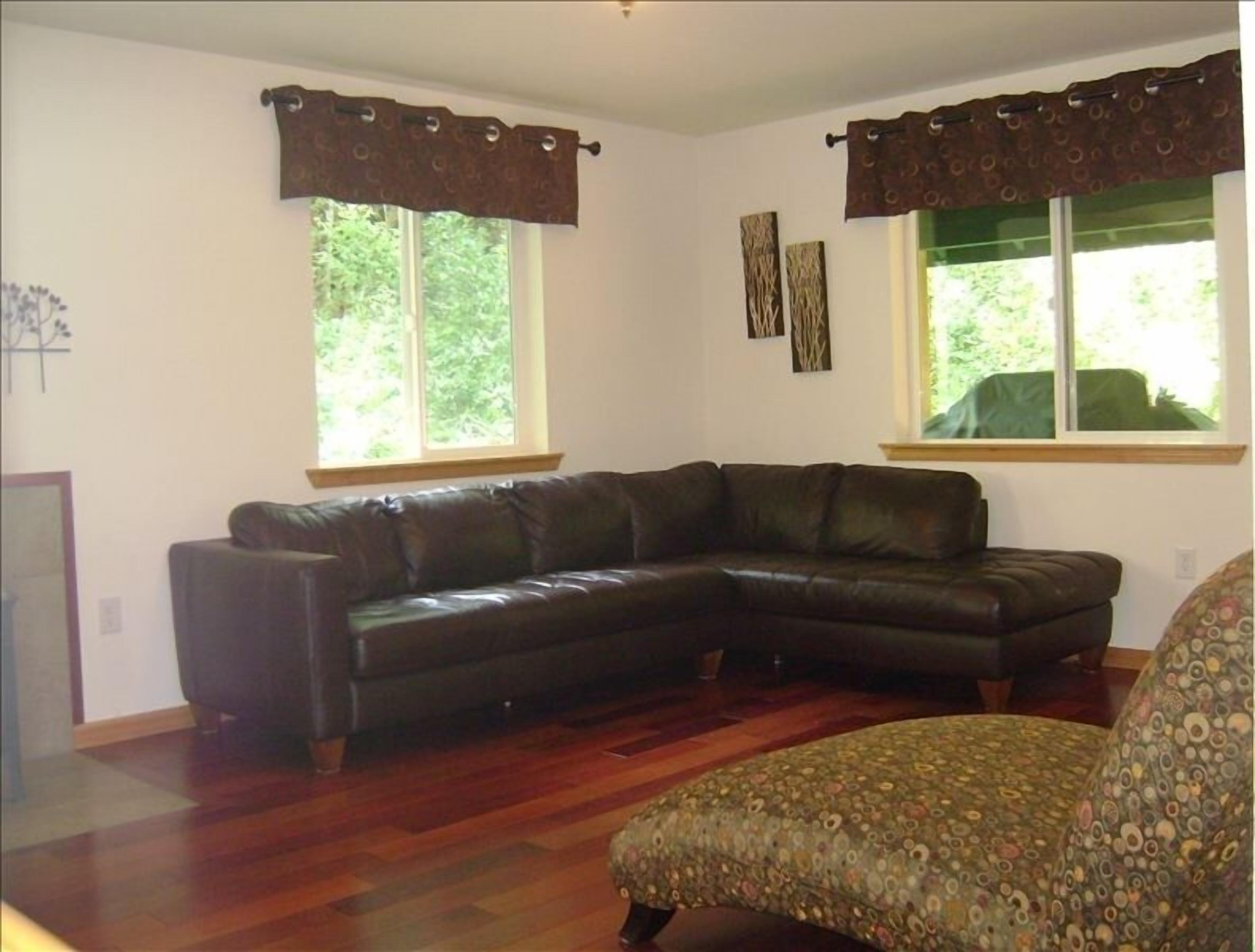 Family Ski Chalet with Hot Tub, Gameroom and Wifi, Sleeps up to 10