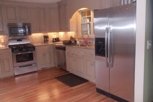 KĂŒhlschrank, Mikrowelle, Ofen, Herdplatte