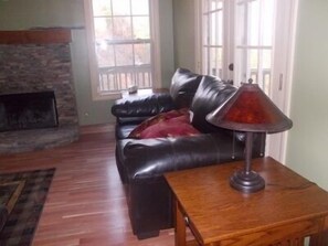 Smart-TV, Kamin, Bücher