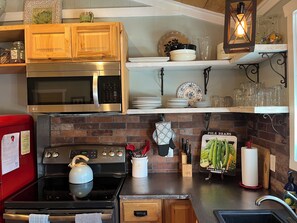 Fridge, microwave, oven, stovetop - Prime Location in Dripping Springs! Gorgeous Country Cottage for 10 by Camp Lucy (Dripping Springs)