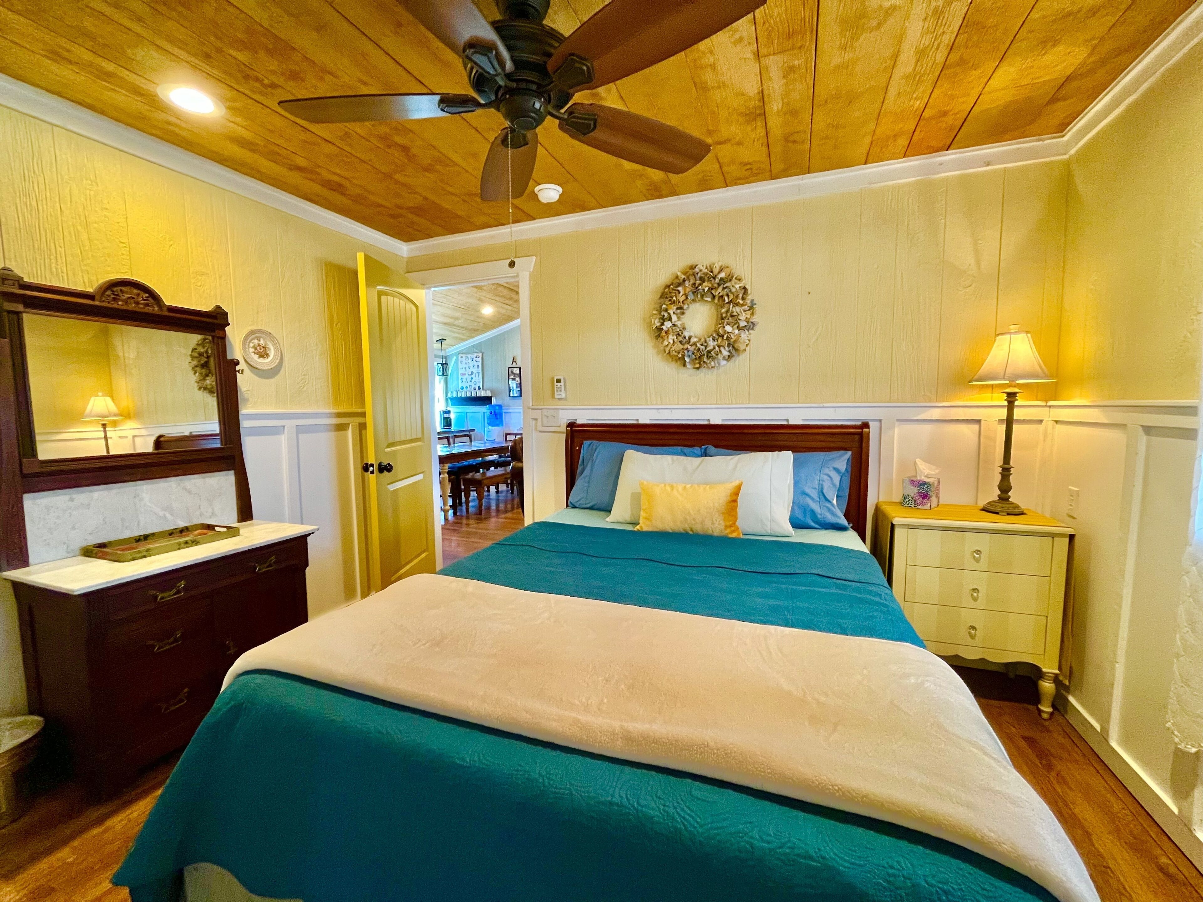 Prime Location to Venues! Gorgeous new Hill Country Cottage for 10 by Camp Lucy