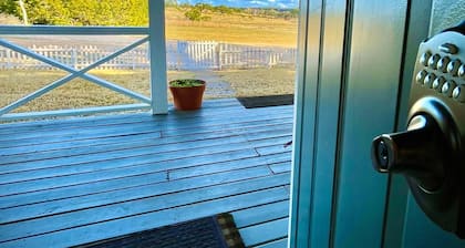 Prime Location in Dripping Springs! Gorgeous Country Cottage for 10 by Camp Lucy