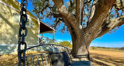 Prime Location in Dripping Springs! Gorgeous Country Cottage for 10 by Camp Lucy