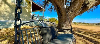 Prime Location in Dripping Springs! Gorgeous Country Cottage for 10 by Camp Lucy