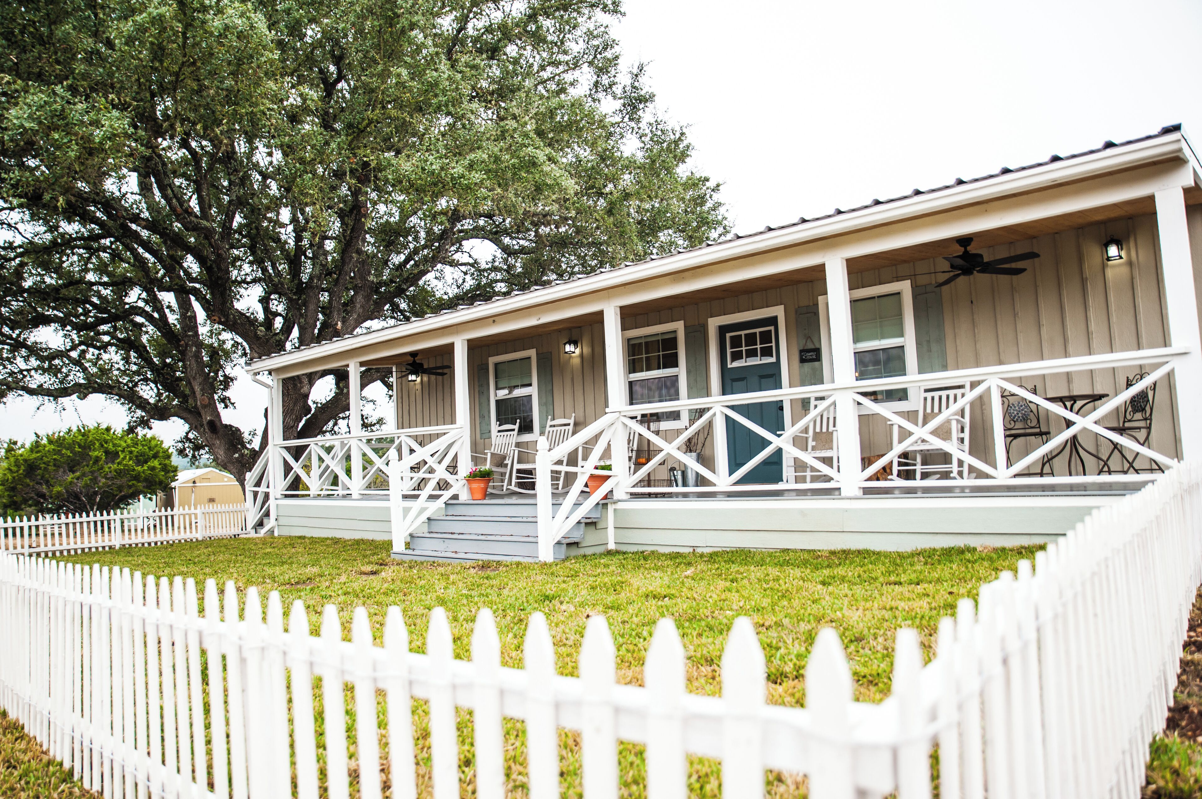 Prime Location in Dripping Springs! Gorgeous Country Cottage for 10 by Camp Lucy