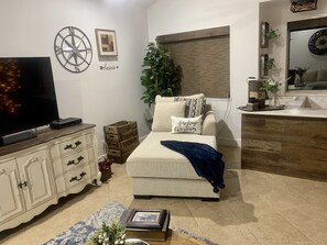 Smart TV, fireplace, stereo