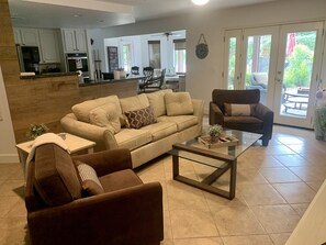 TV connectée, cheminée, chaîne hi-fi