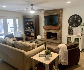 Smart TV, fireplace, stereo