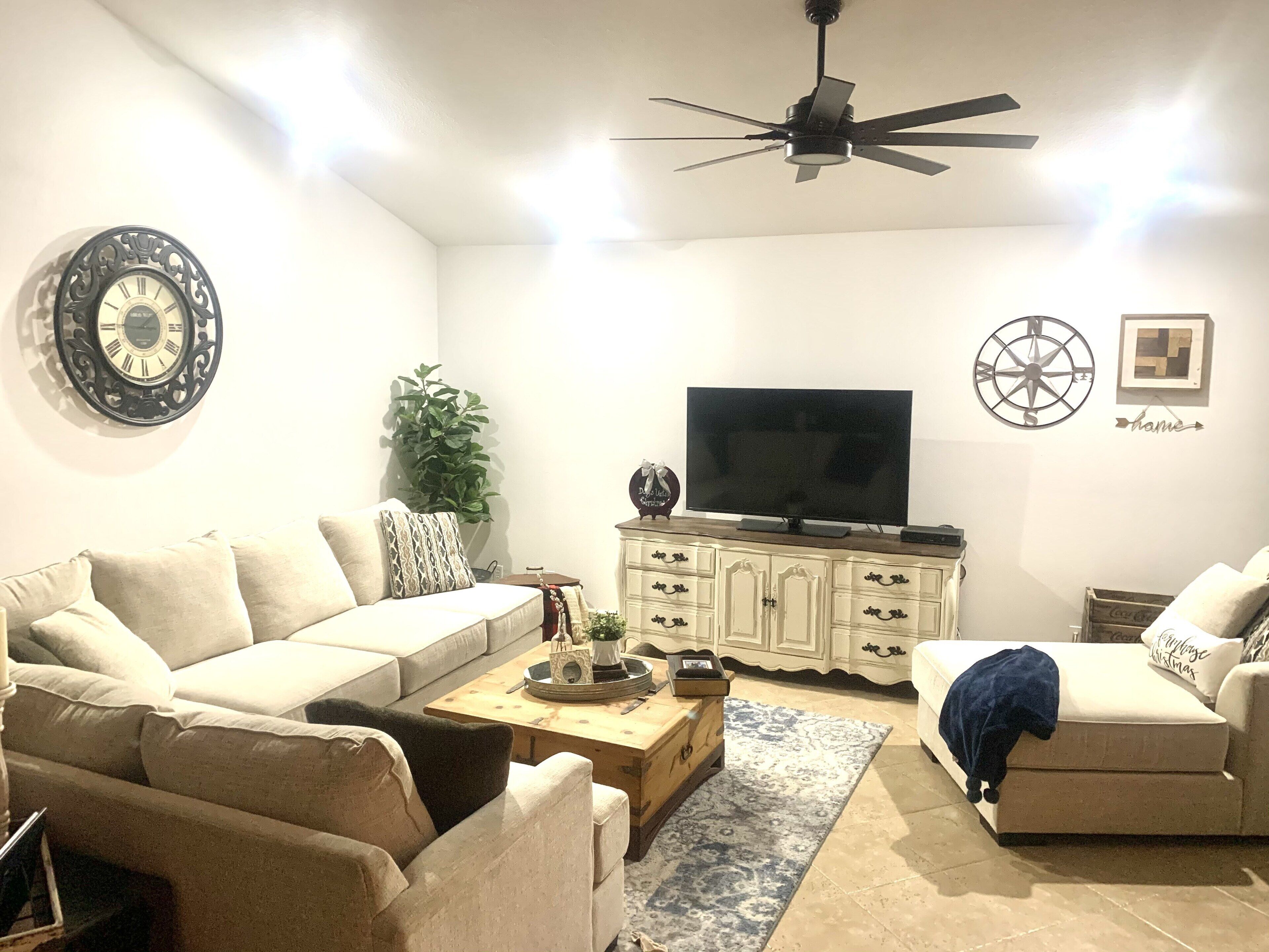 Amazing large Pool & beautiful home in the desert area.