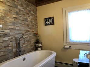 Tina, secadora de cabello, piso con calefacción, toallas 