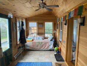 4 makuuhuonetta, työpöytä, silitysrauta/-lauta, vauvan matkasänky