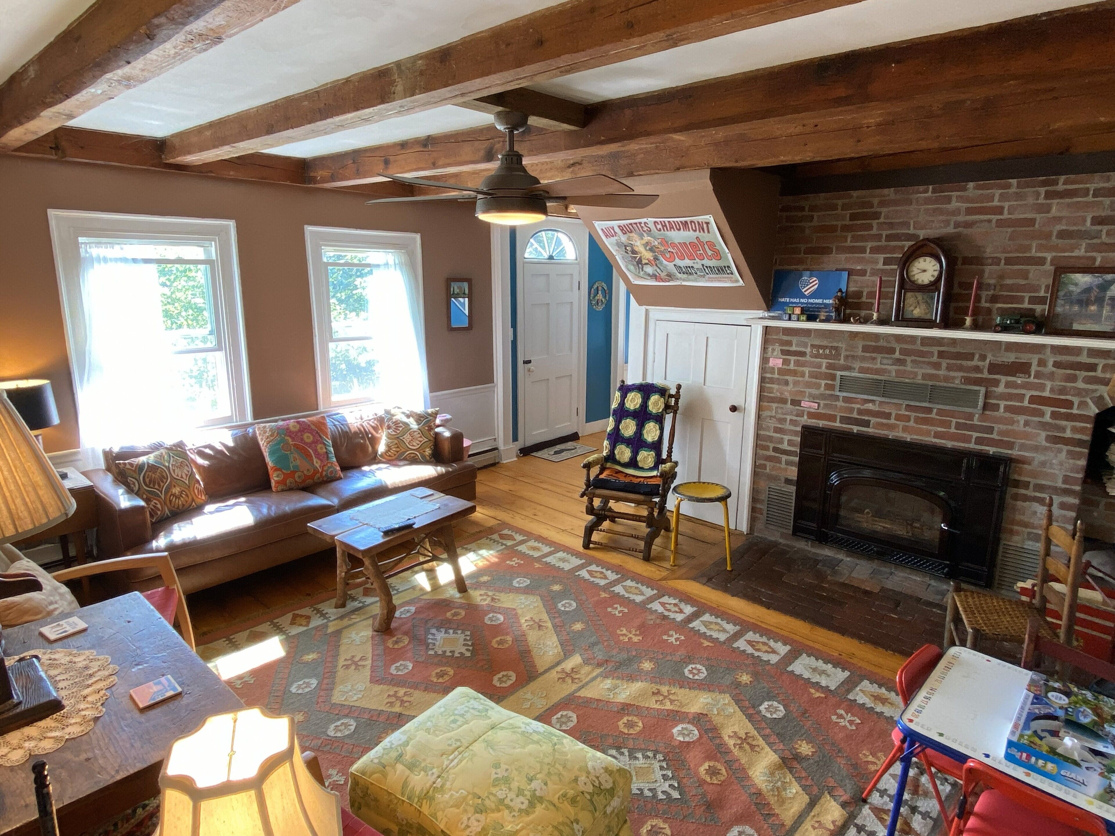 Älytelevisio, takka, DVD-soitin, kirjoja