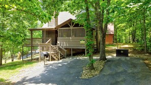 Exterior - Bear Cove Retreat: Cozy, Pet Friendly Cabin in Quiet Resort - Brand New Hot Tub (Sevierville)