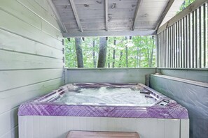 Outdoor spa tub - Bear Cove Retreat: Cozy, Pet Friendly Cabin in Quiet Resort - Brand New Hot Tub (Sevierville)